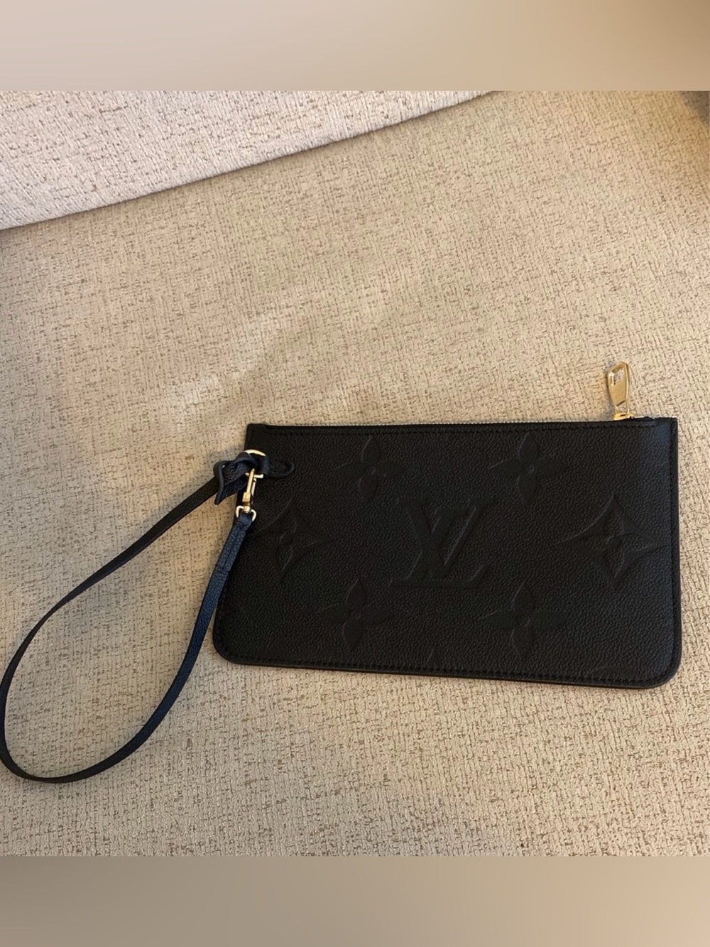 LOUIS VUITTON EMPREINTE
NEVERFULL POUCH POCHETTE
CLUTCH